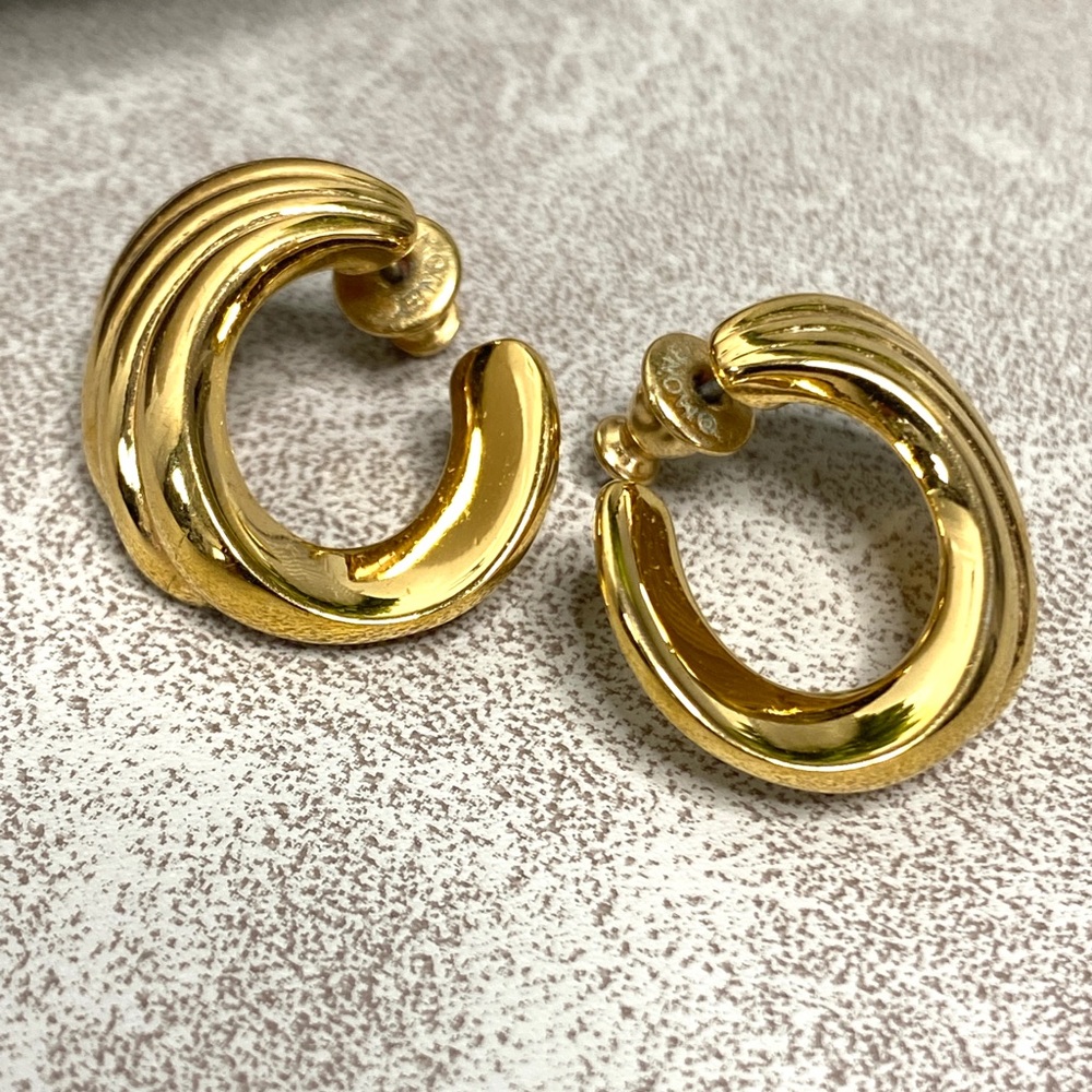 MONET Gold-tone Vintage Hoop Earrings with Ribbed ‘C’ Shape | 3/4 inch